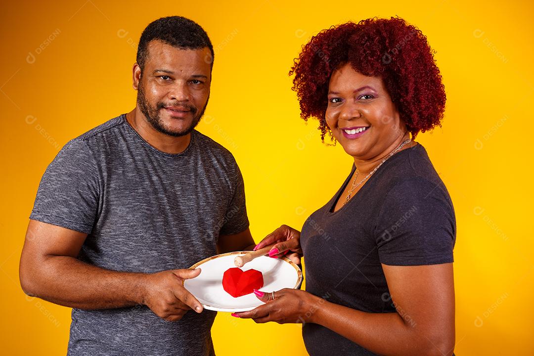 Casal de namorados afro com caixa de doces fazendo surpresa