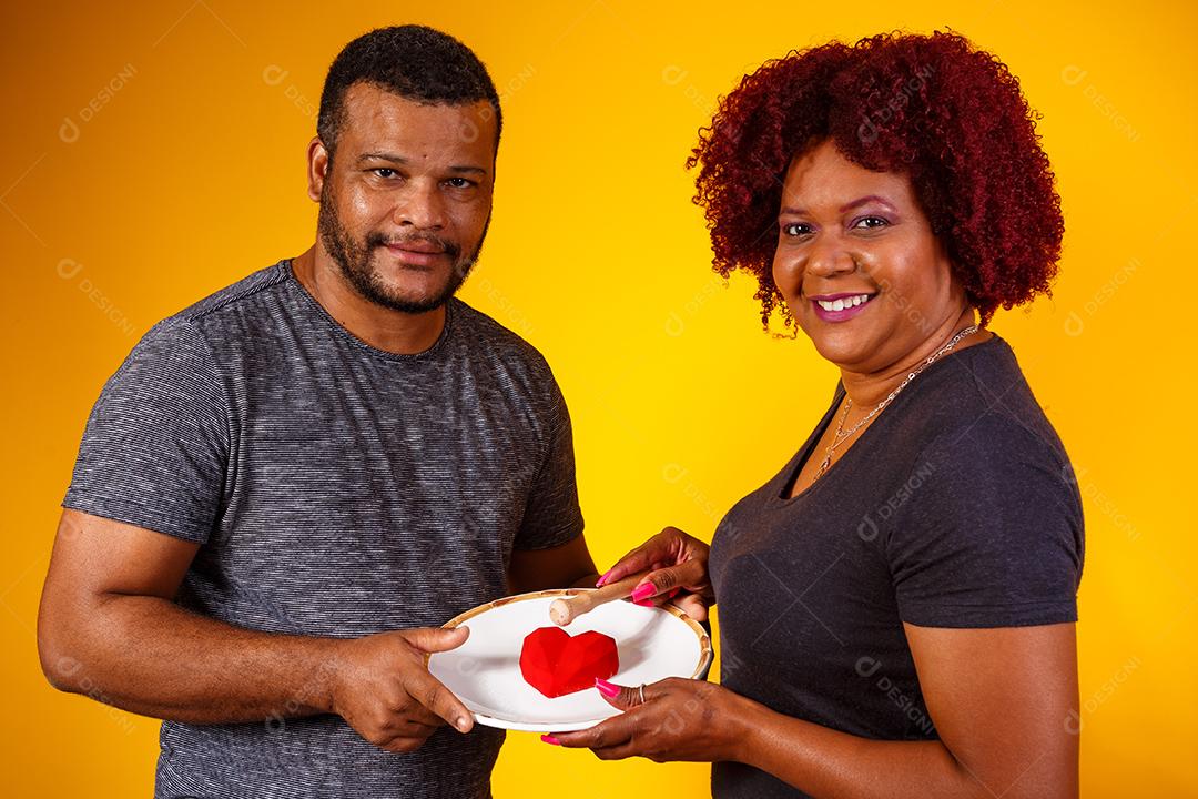 Casal de namorados afro com caixa de doces fazendo surpresa
