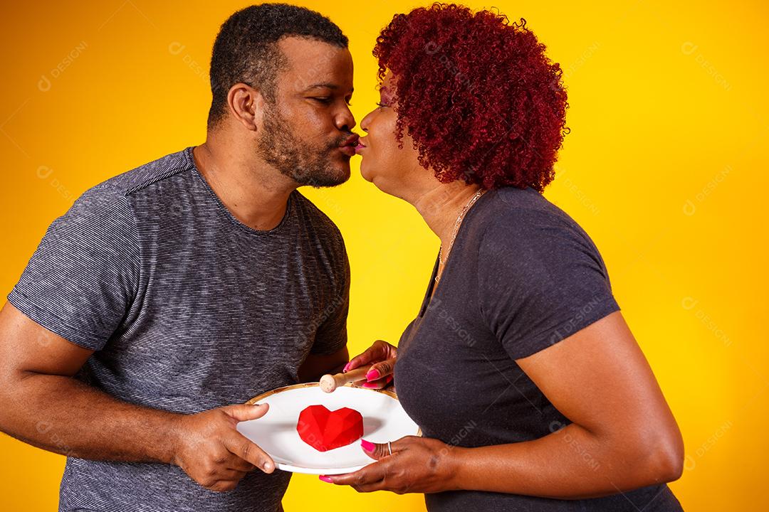 Casal de namorados afro com caixa de doces fazendo surpresa