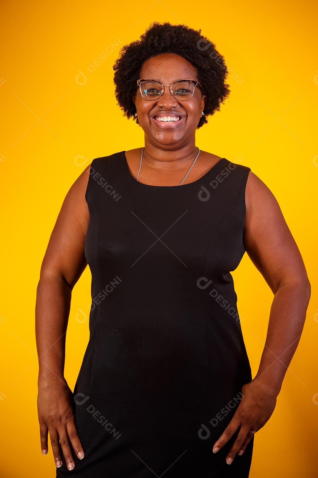 Mulher meia idade negra sorrindo olhando para a câmera