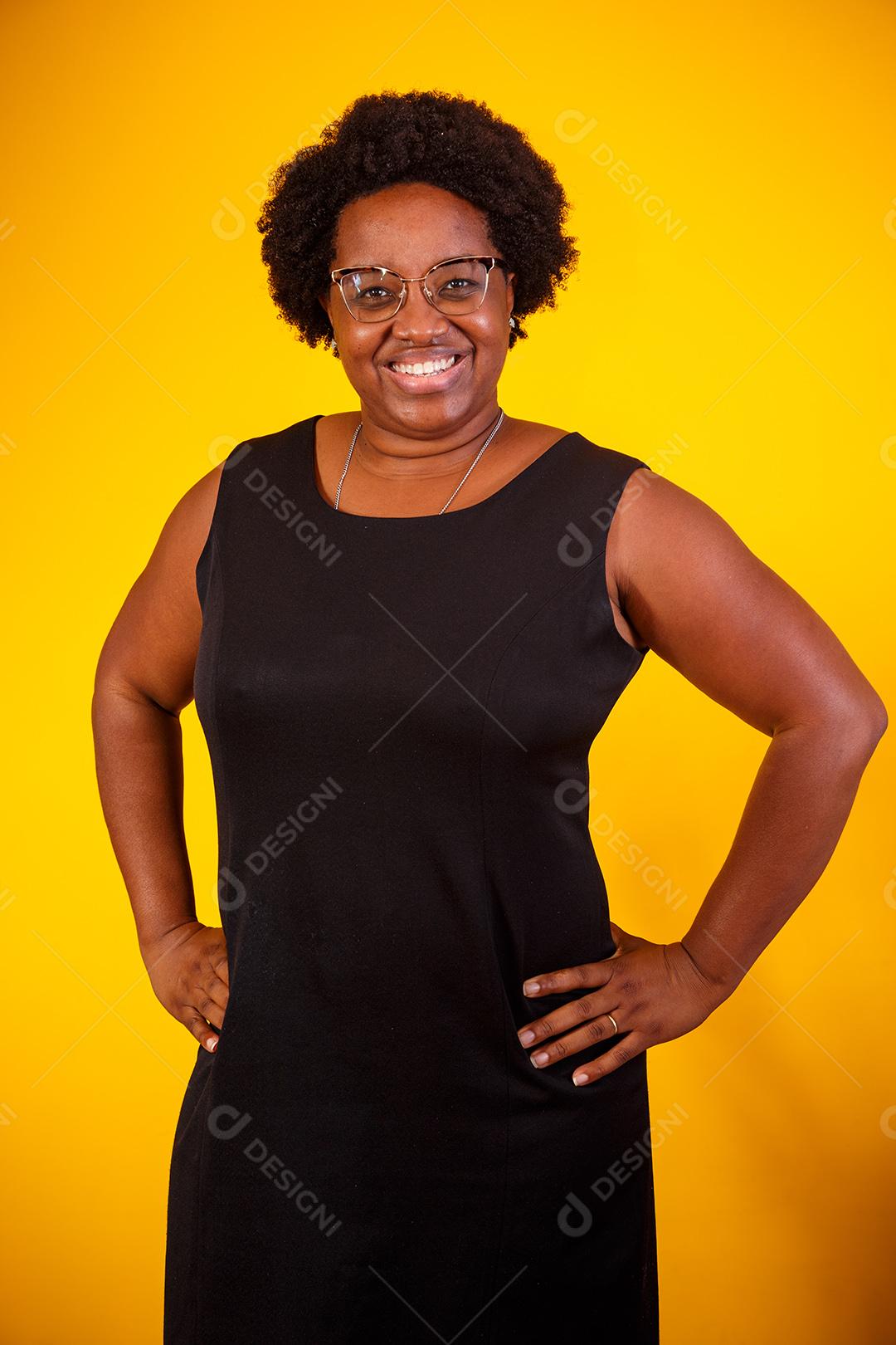 Mulher meia idade negra sorrindo olhando para a câmera