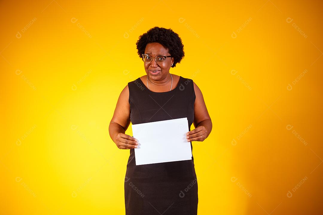Mulher de negócios afro com braços cruzados
