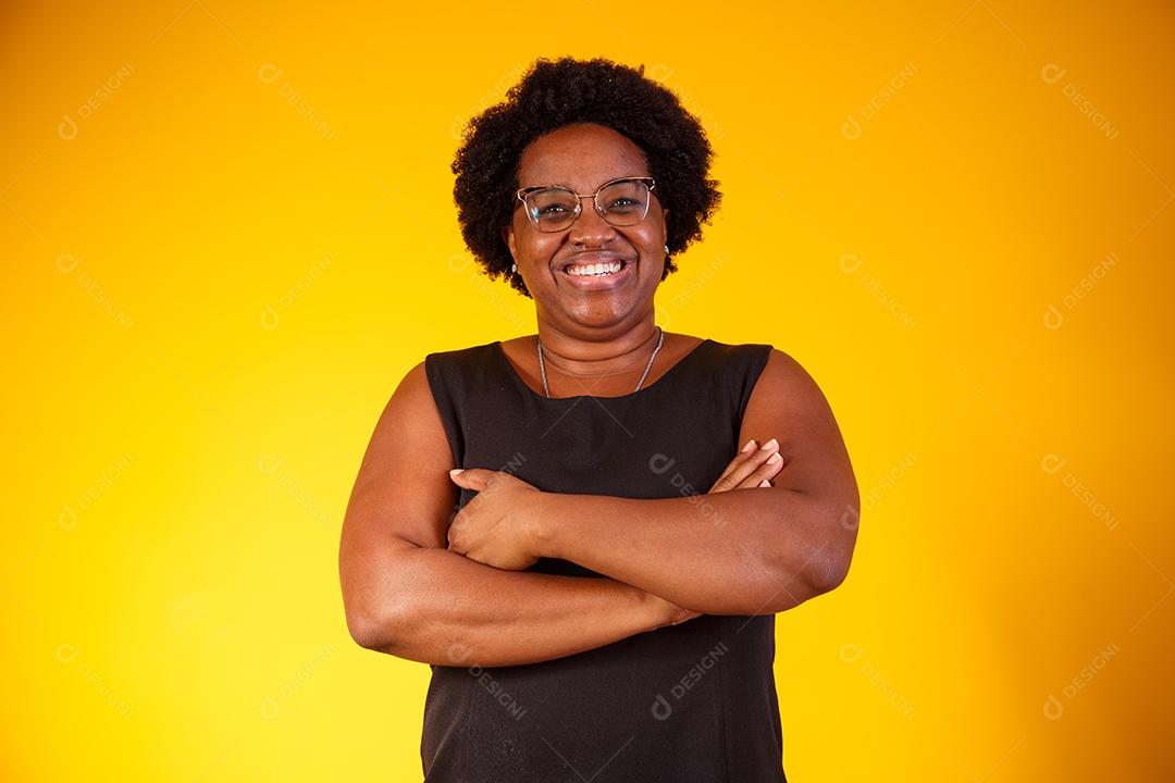 Mulher de negócios afro com braços cruzados