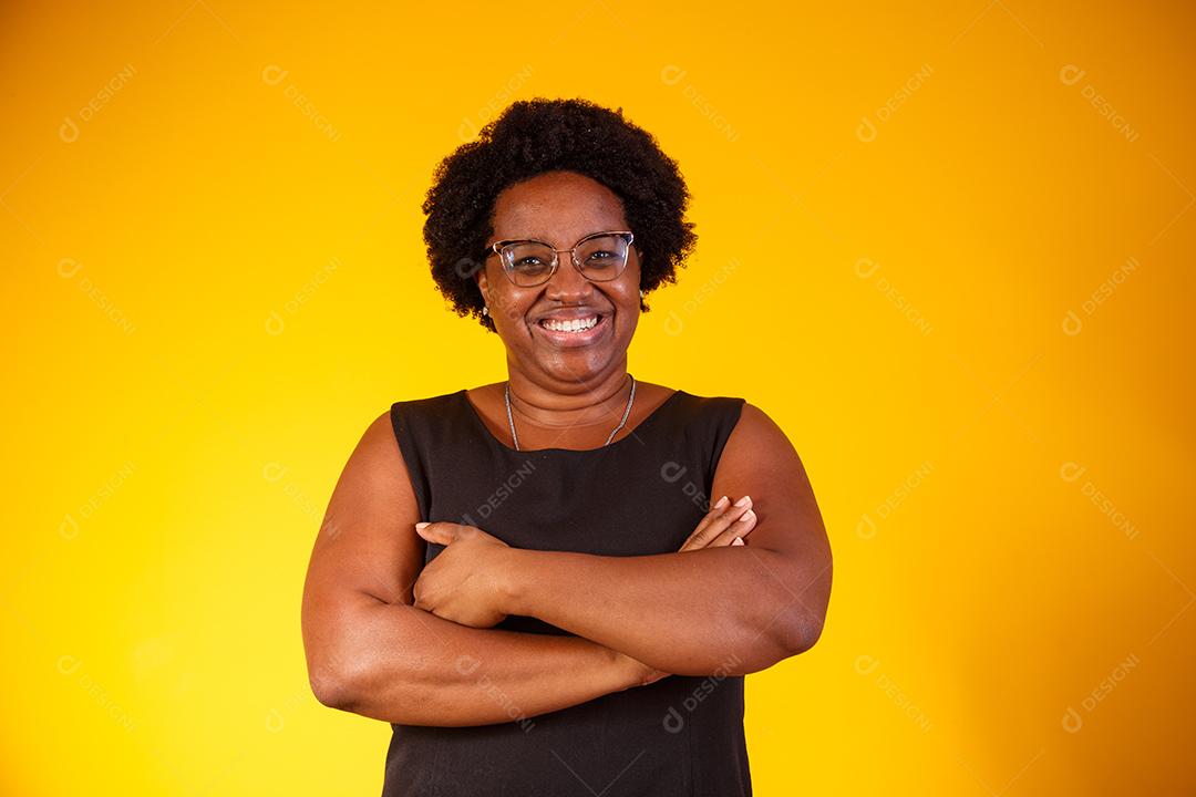 Mulher de negócios afro com braços cruzados