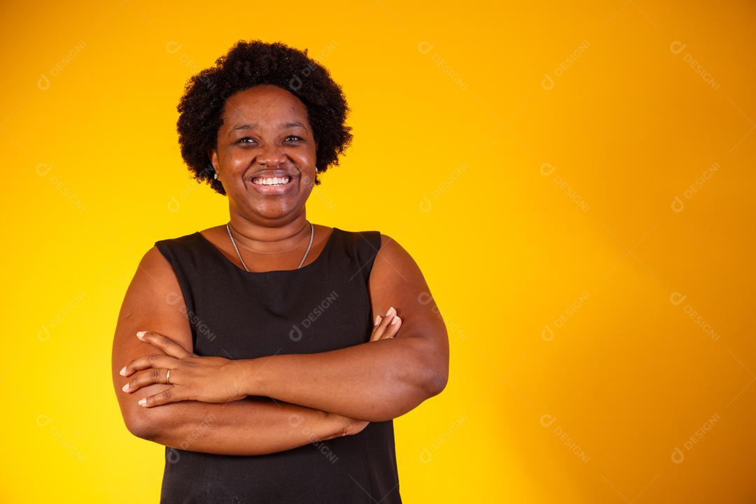 Mulher de negócios afro com braços cruzados