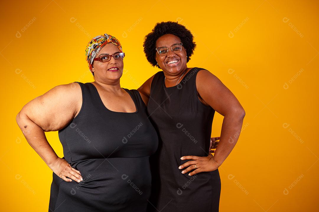 Duas Mulheres Amigas Olhando para Câmera