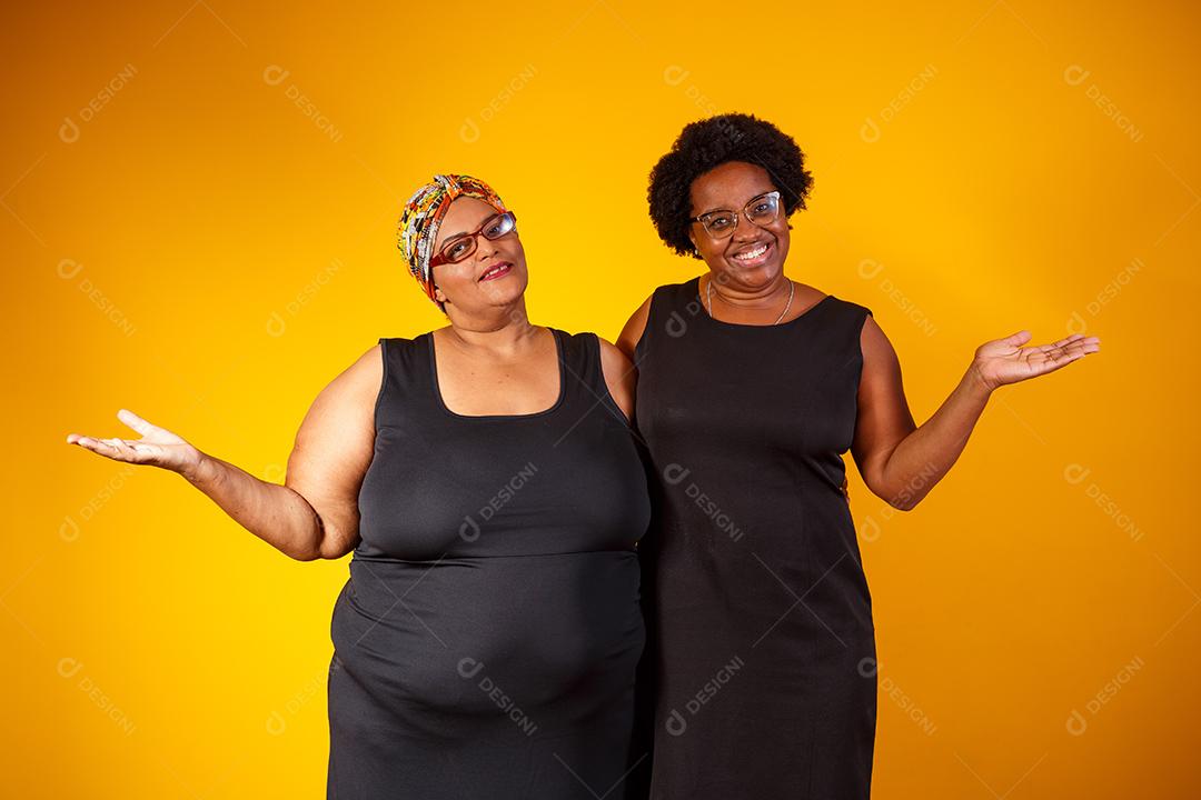 Duas Mulheres Amigas Olhando para Câmera