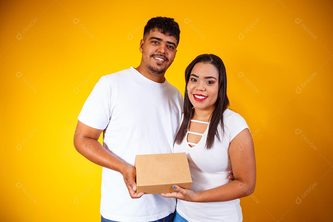 Casal de namorados com caixa de doces fazendo surpresa