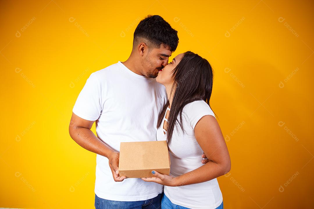 Casal de namorados com caixa de doces fazendo surpresa