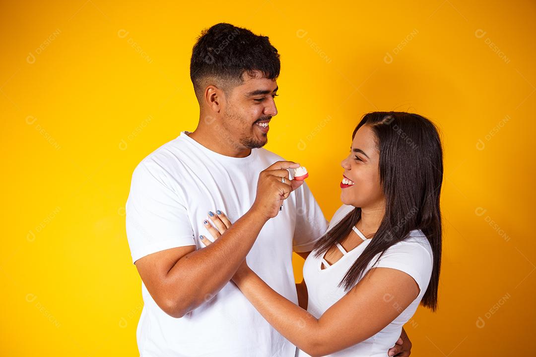Casal de namorados comendo doces