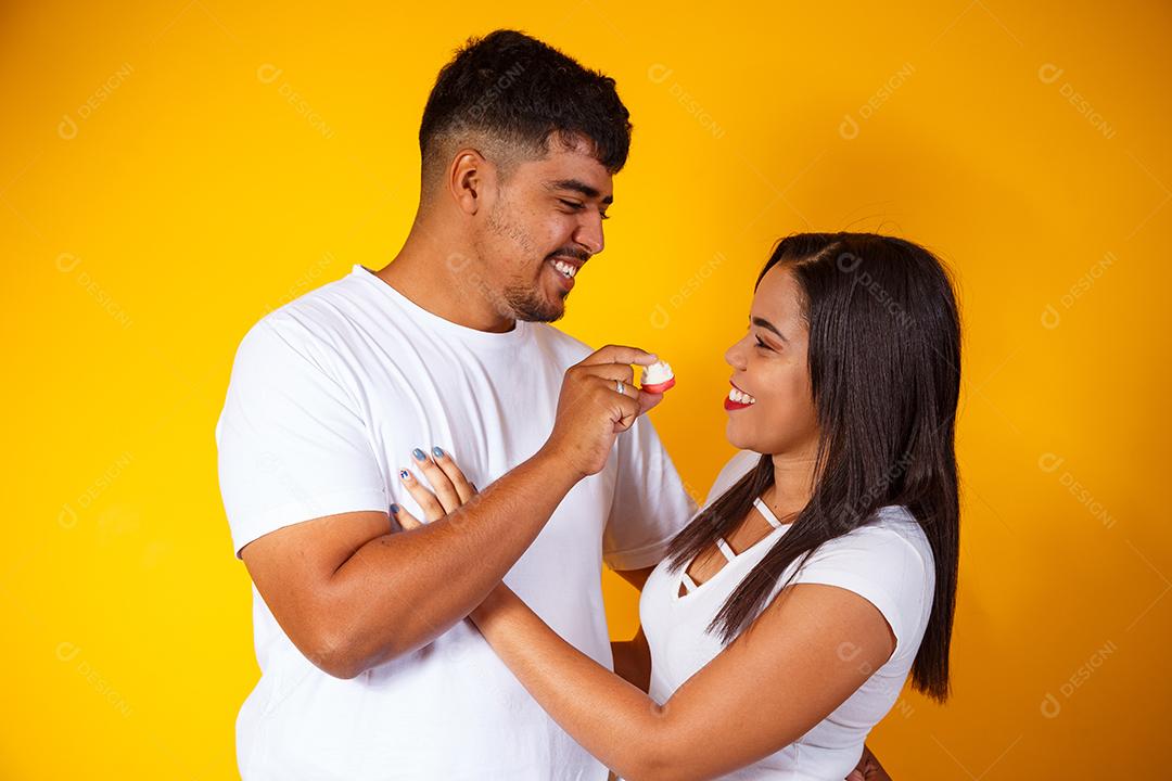 Casal de namorados comendo doces