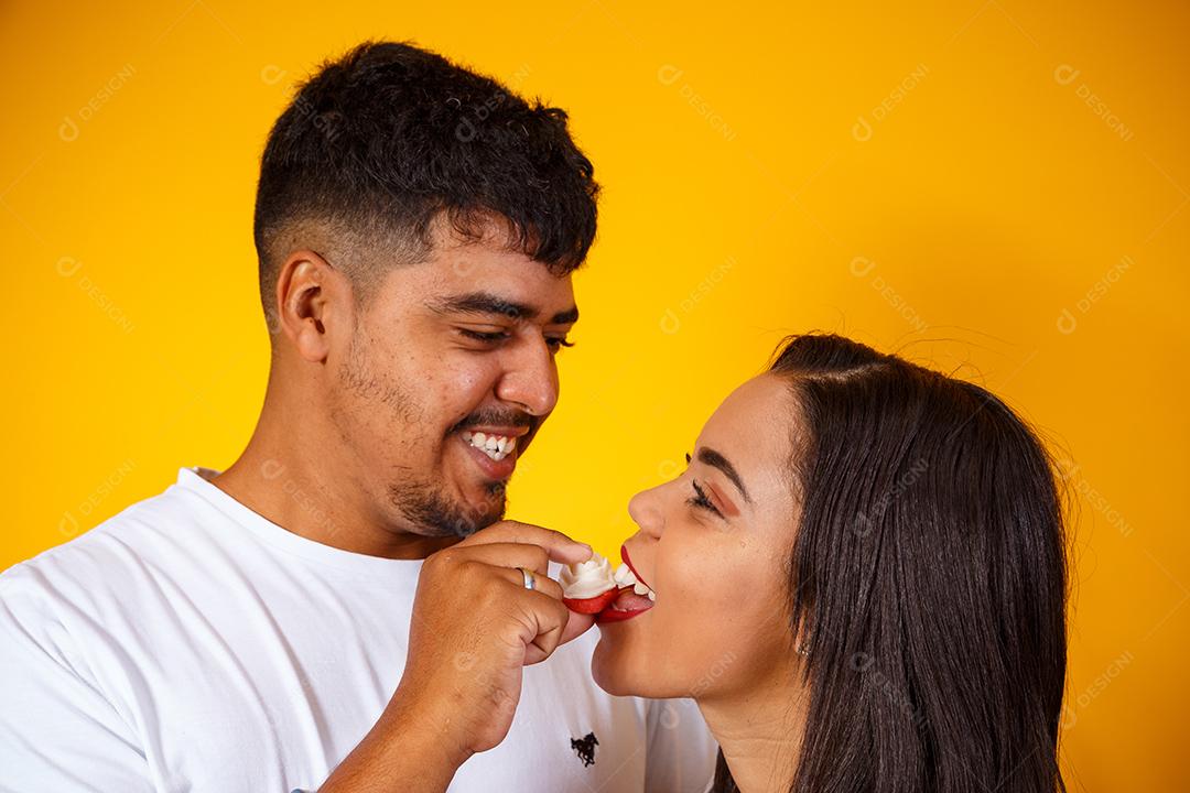 Casal de namorados comendo doces