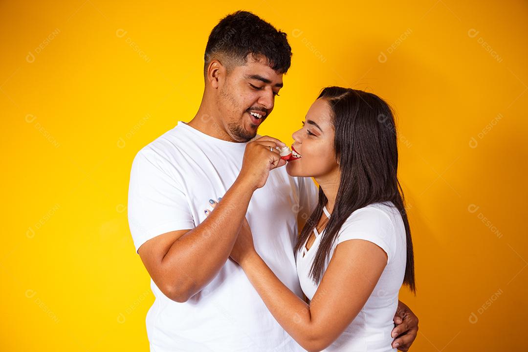 Casal de namorados comendo doces