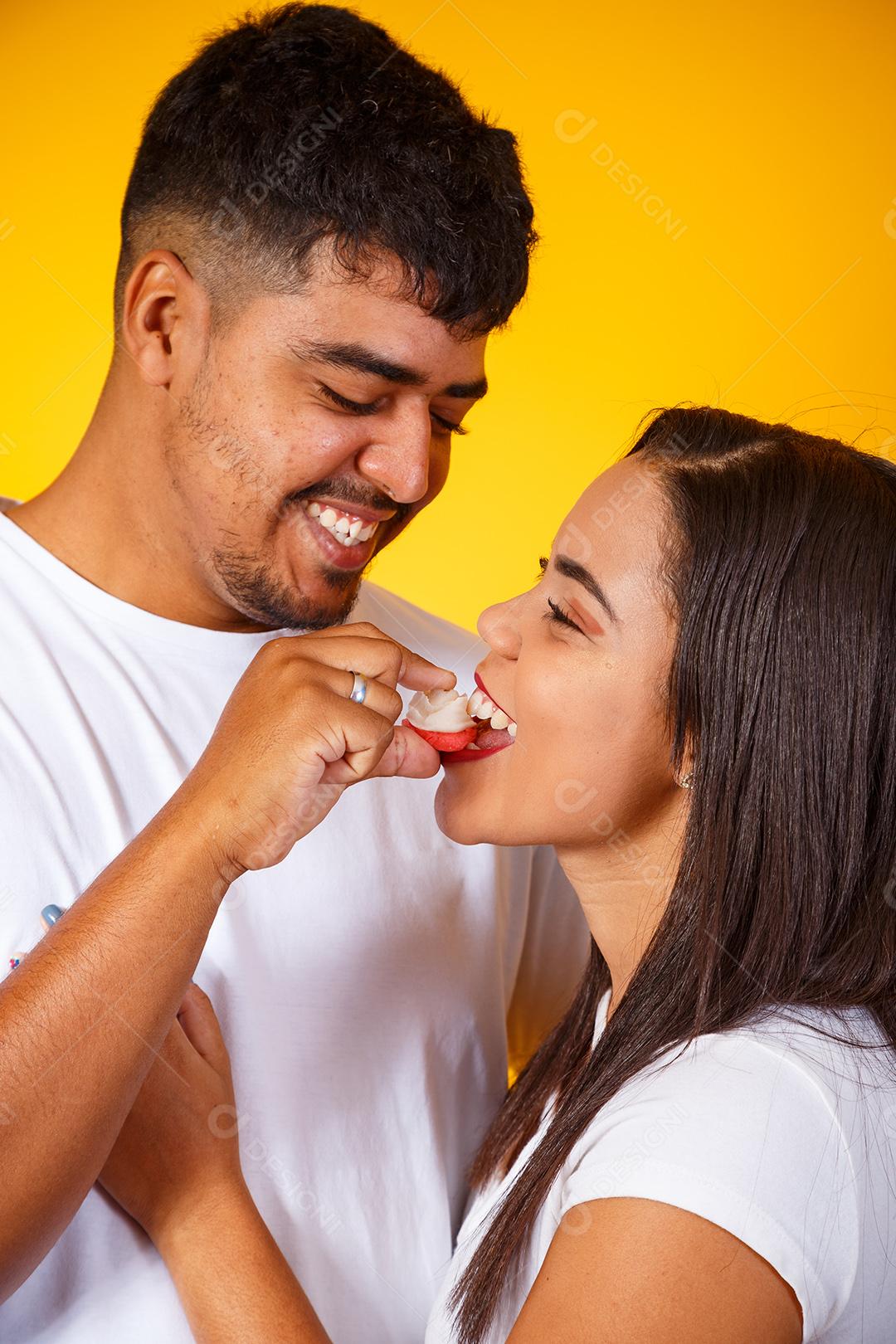 Casal de namorados comendo doces
