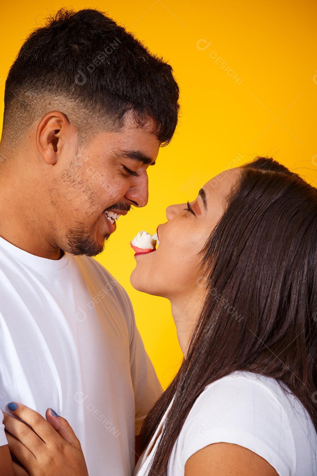 Casal de namorados comendo doces