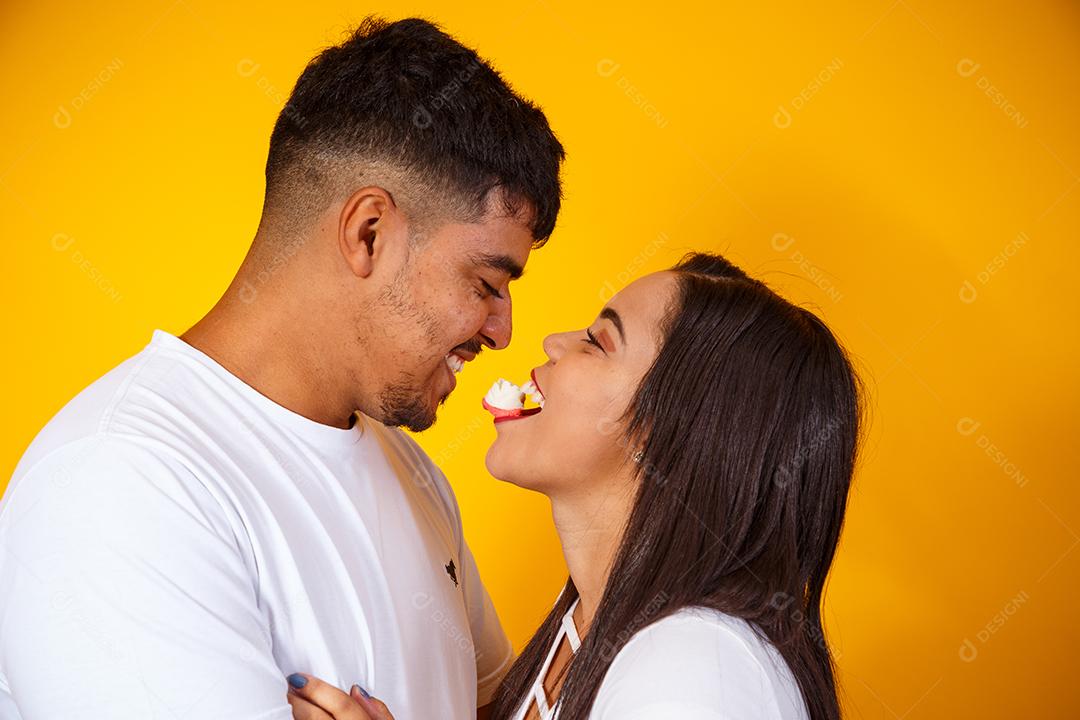 Casal de namorados comendo doces
