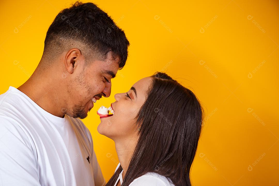 Casal de namorados comendo doces