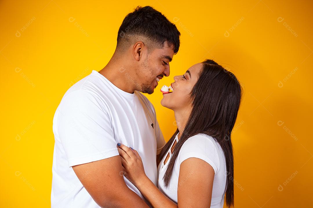 Casal de namorados comendo doces