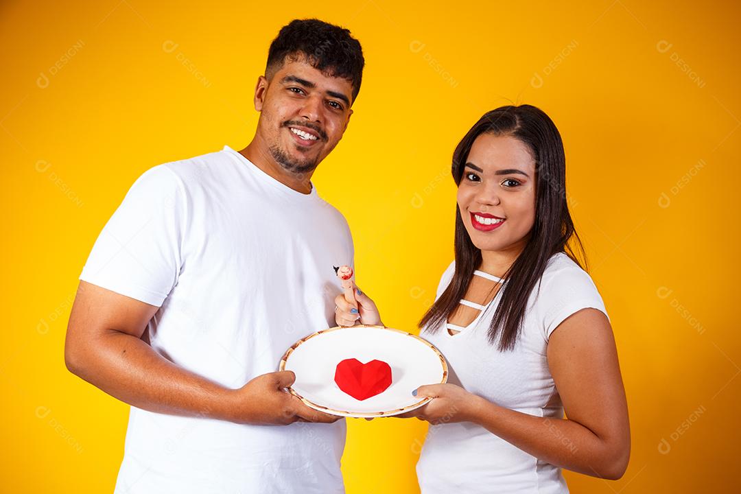 Casal de namorados com caixa de doces fazendo surpresa