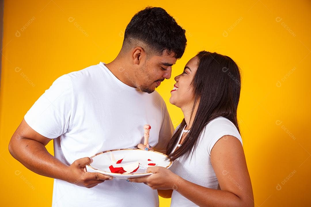 Casal de namorados com caixa de doces fazendo surpresa