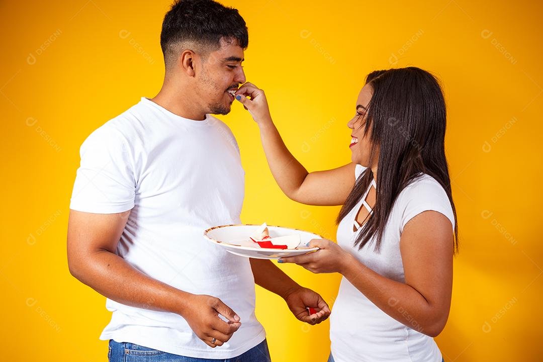 Casal de namorados comendo doces