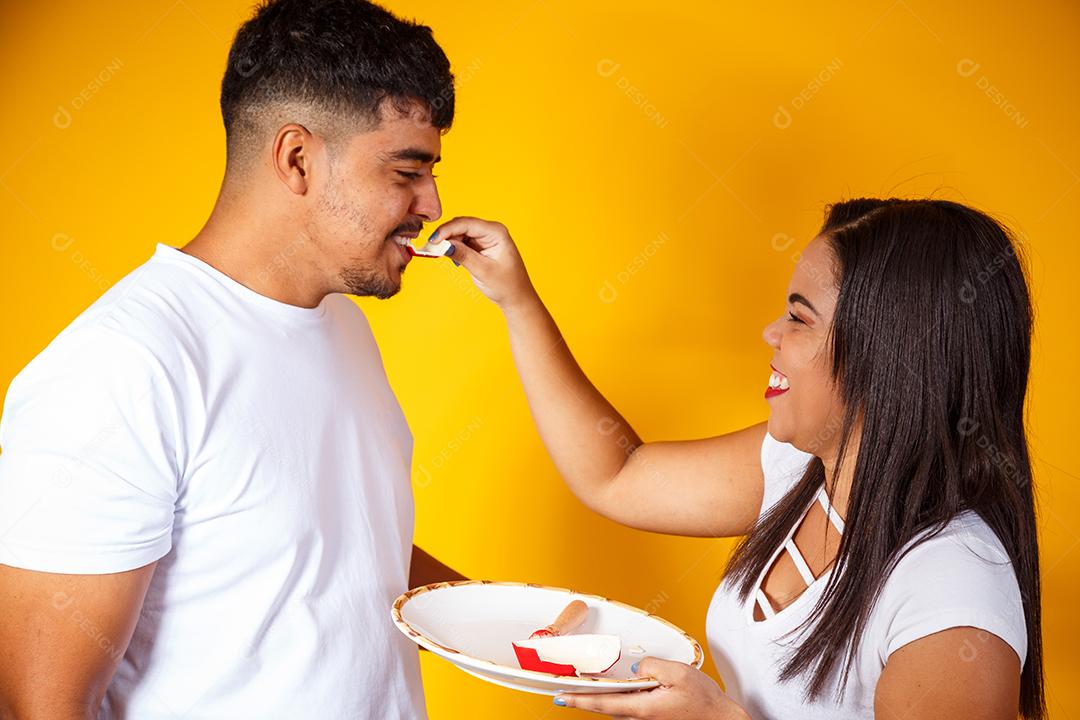 Casal de namorados comendo doces
