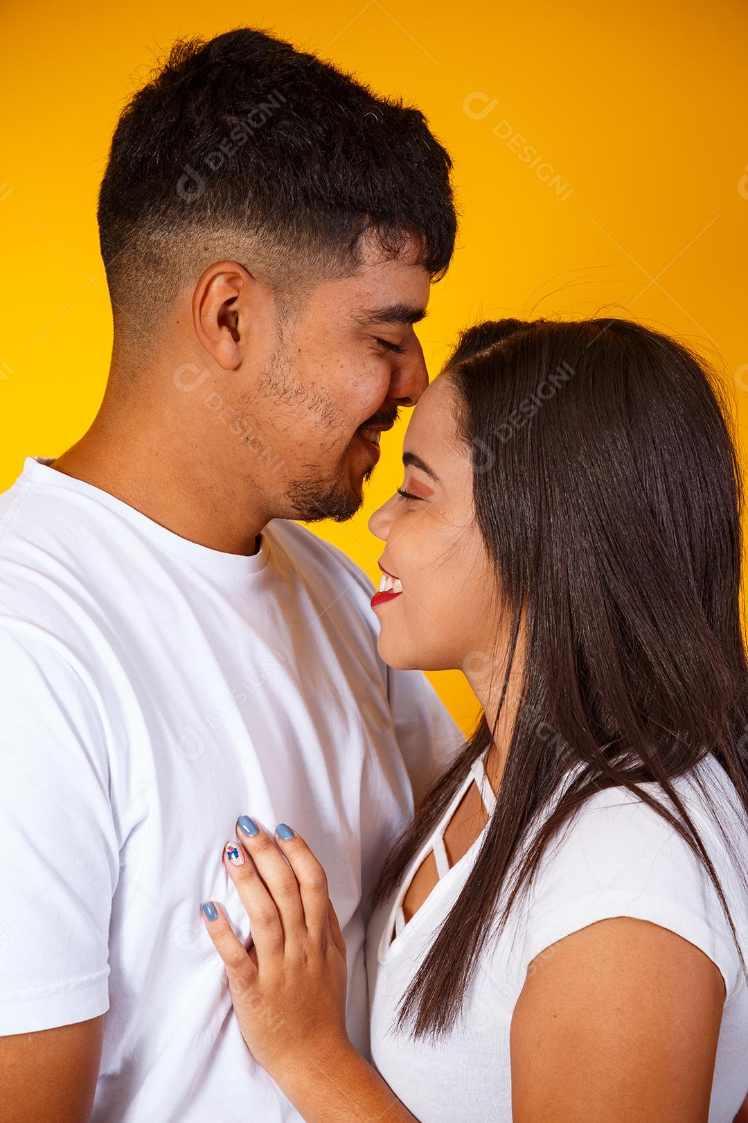 Jovem casal apaixonado