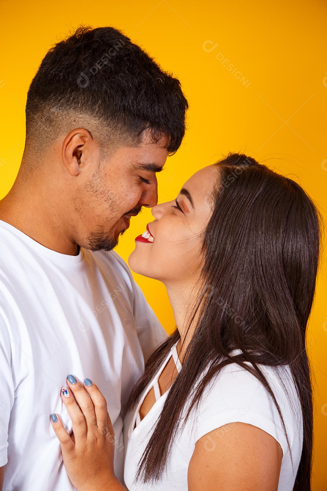 Jovem casal apaixonado