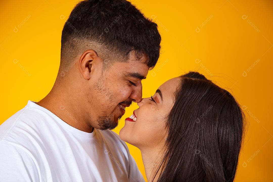 Jovem casal apaixonado