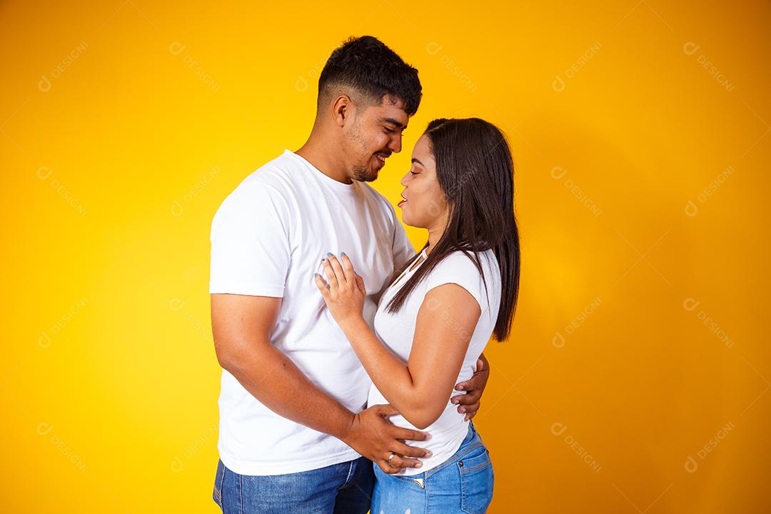 Jovem casal apaixonado