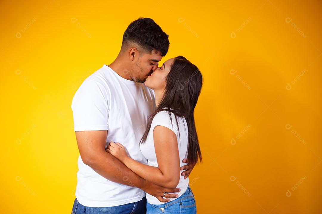 Jovem casal apaixonado