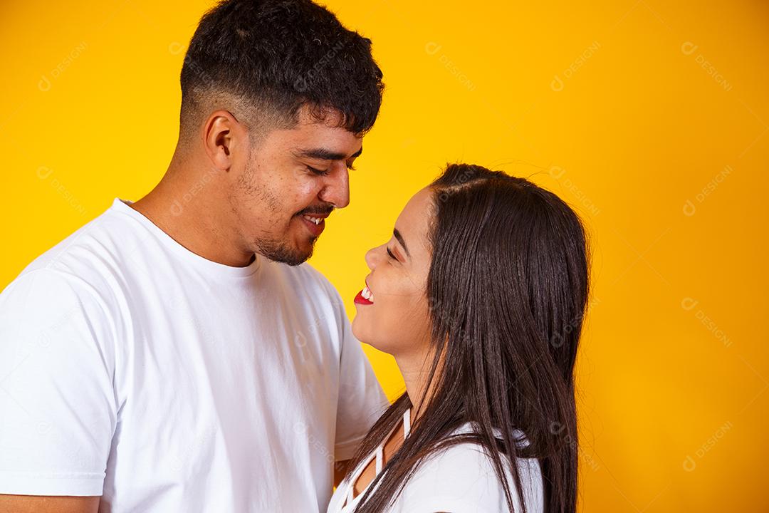 Jovem casal apaixonado