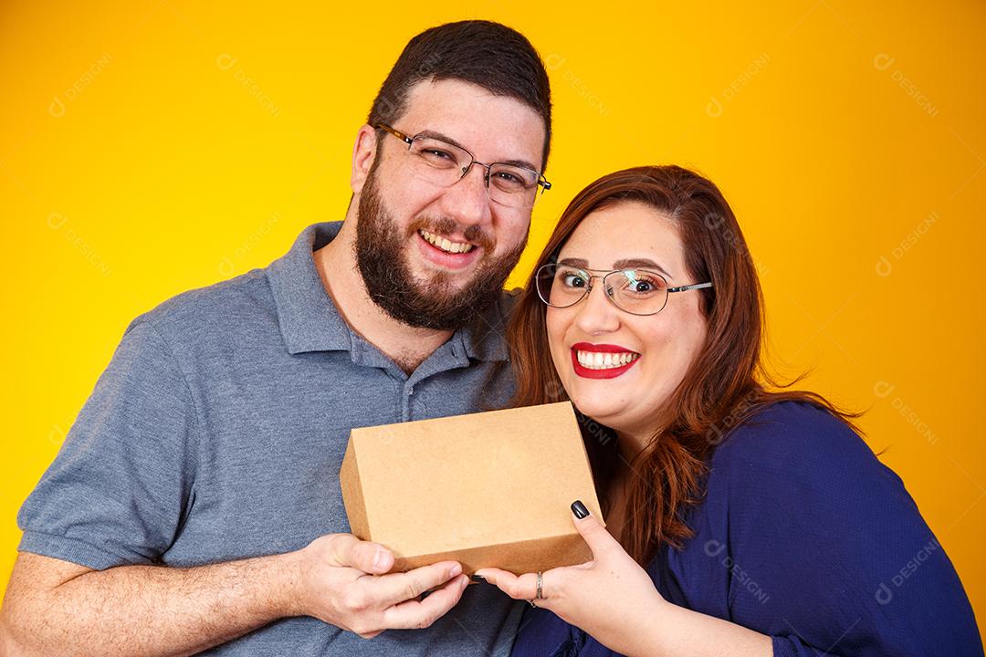 Casal de namorados com caixa de doces fazendo surpresa