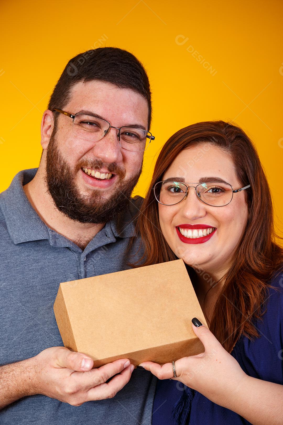 Casal de namorados com caixa de doces fazendo surpresa