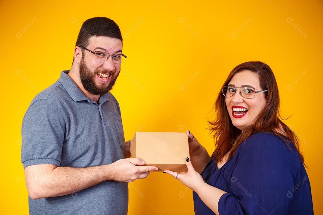 Casal de namorados com caixa de doces fazendo surpresa