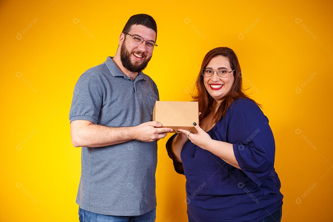 Casal de namorados com caixa de doces fazendo surpresa