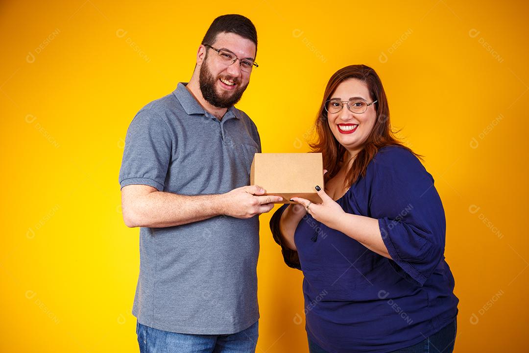 Casal de namorados com caixa de doces fazendo surpresa