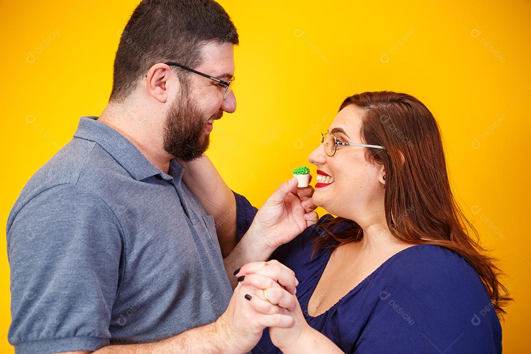 Casal de namorados comendo doces