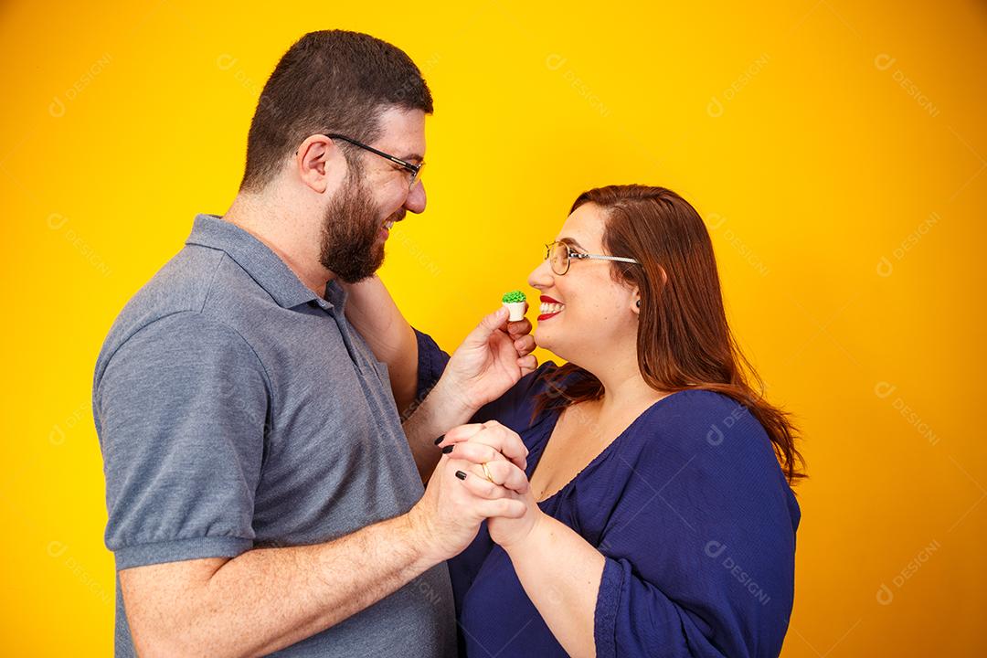 Casal de namorados comendo doces