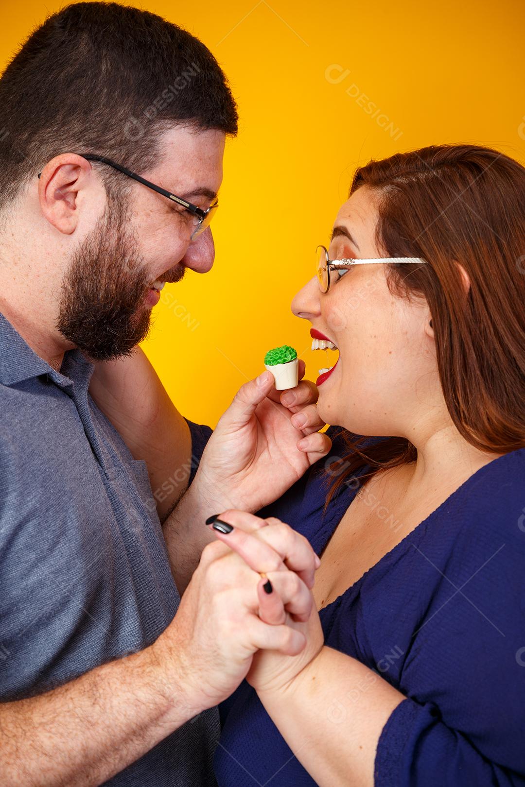 Casal de namorados comendo doces