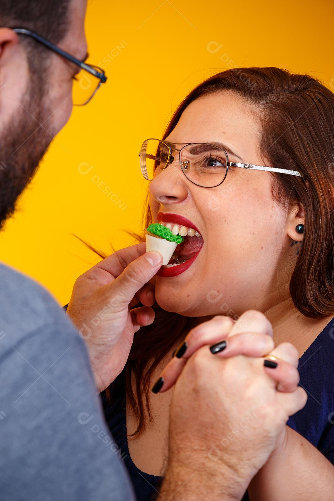 Casal de namorados comendo doces