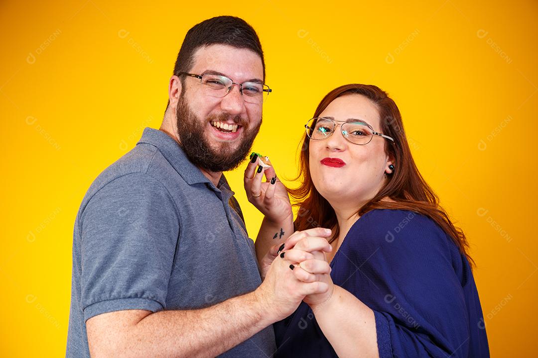 Casal de namorados comendo doces
