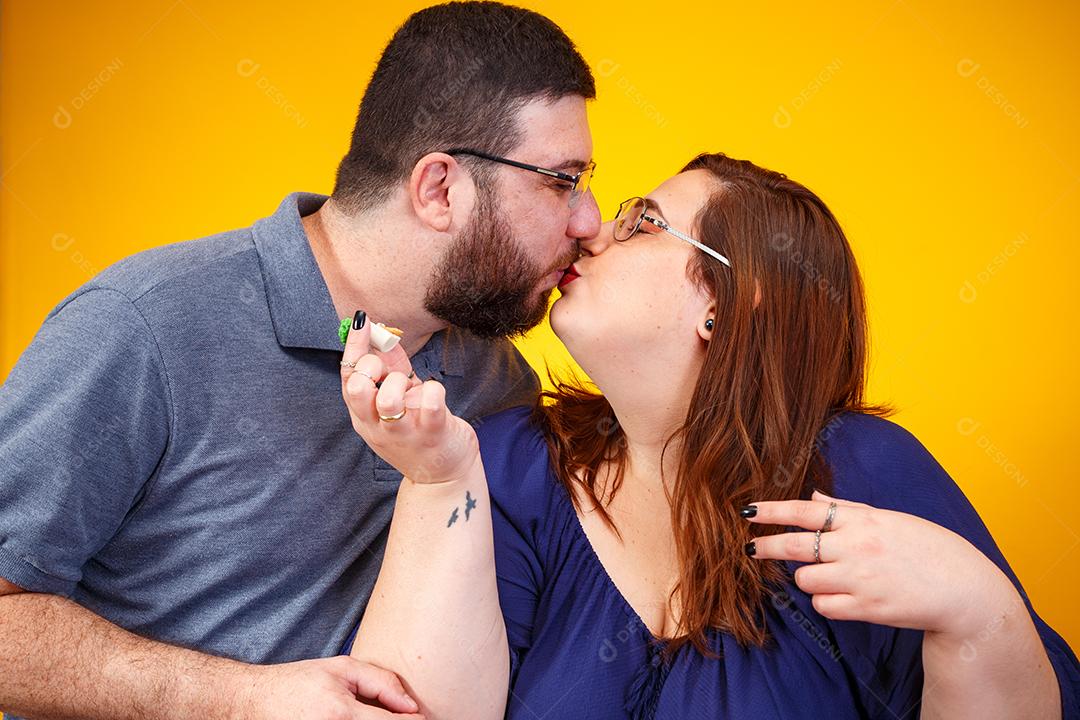 Casal de namorados comendo doces