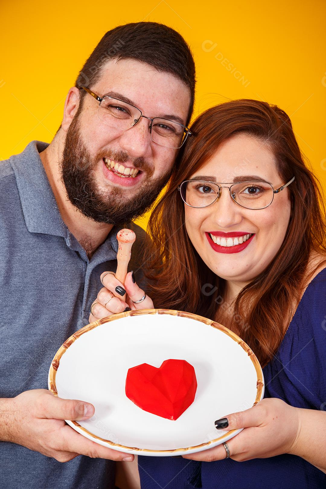 Casal de namorados comendo doces