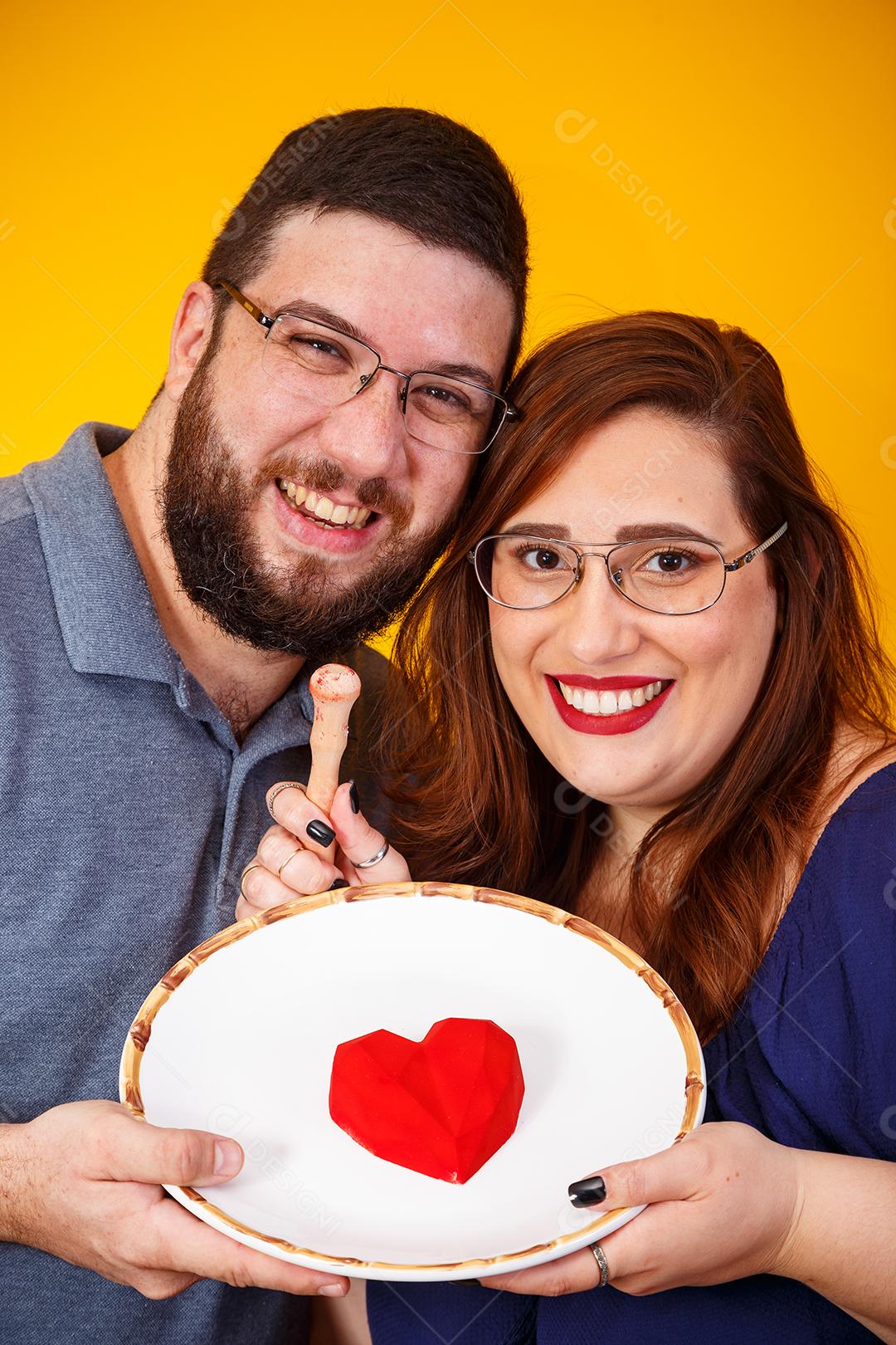 Casal de namorados comendo doces