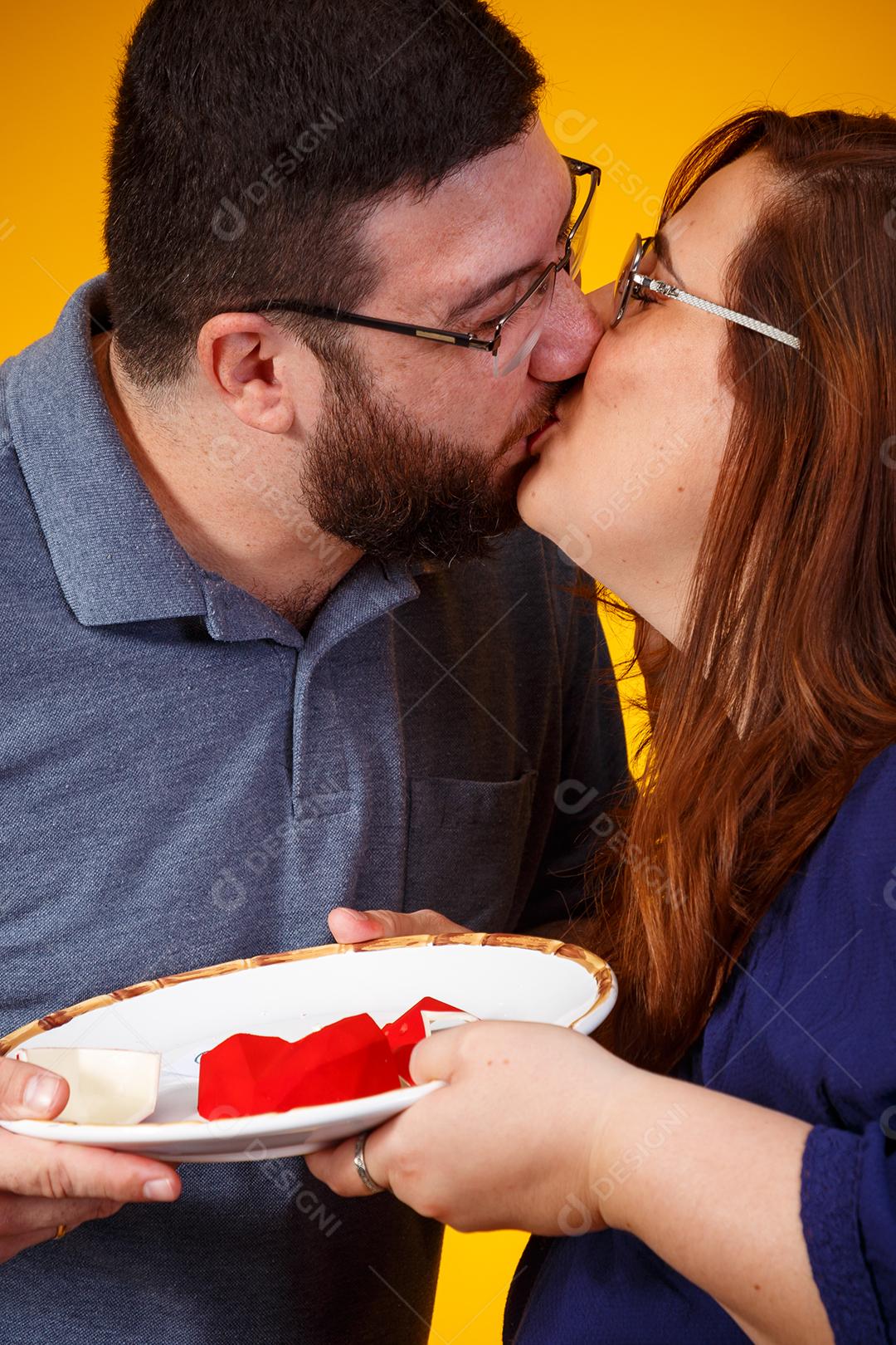 Casal de namorados comendo doces