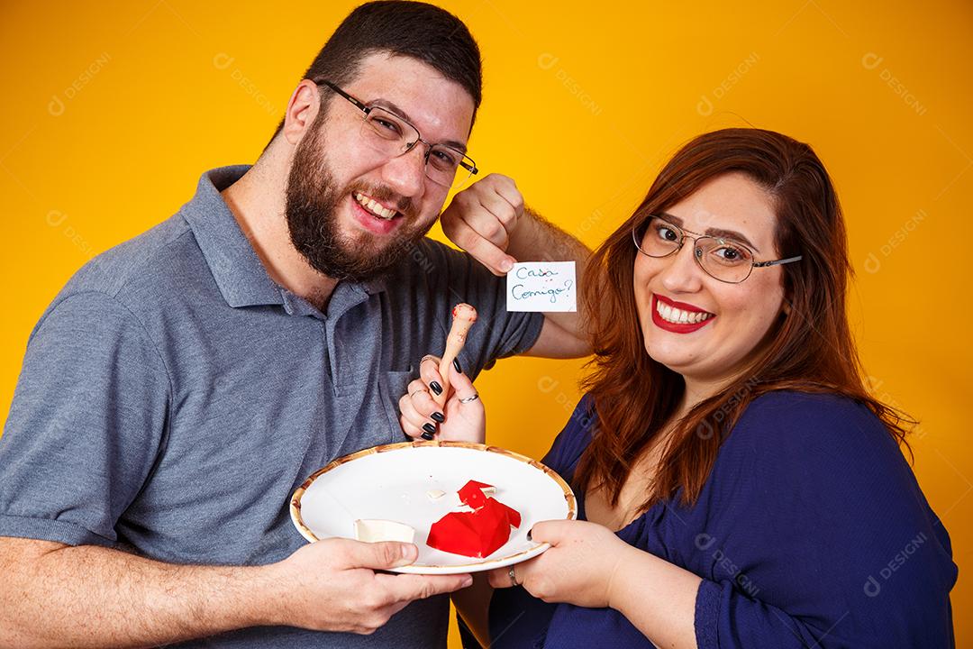 casal de namorados comendo doces