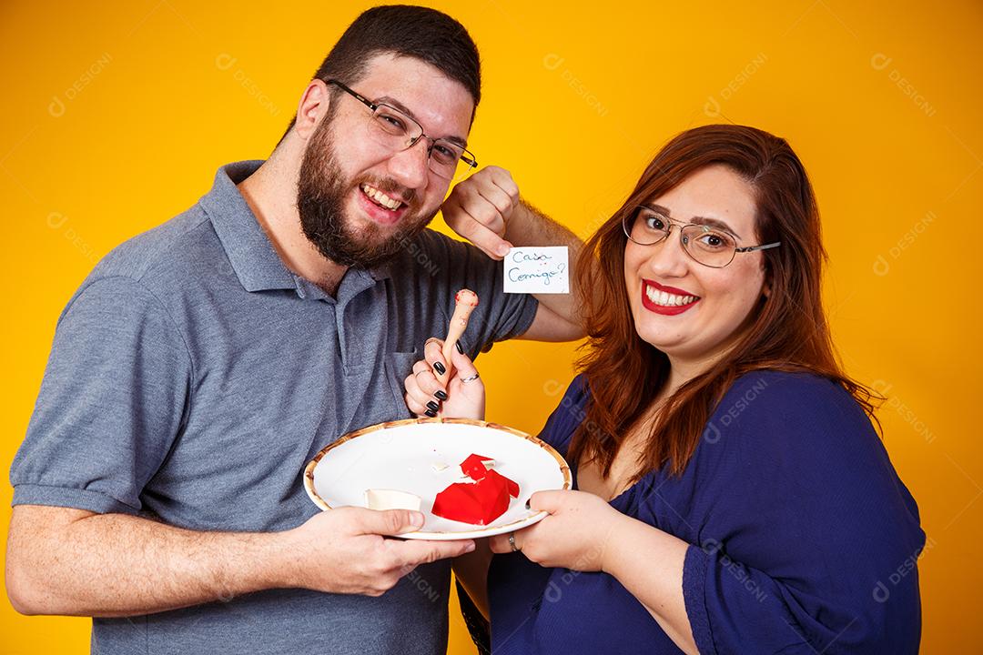 casal de namorados comendo doces