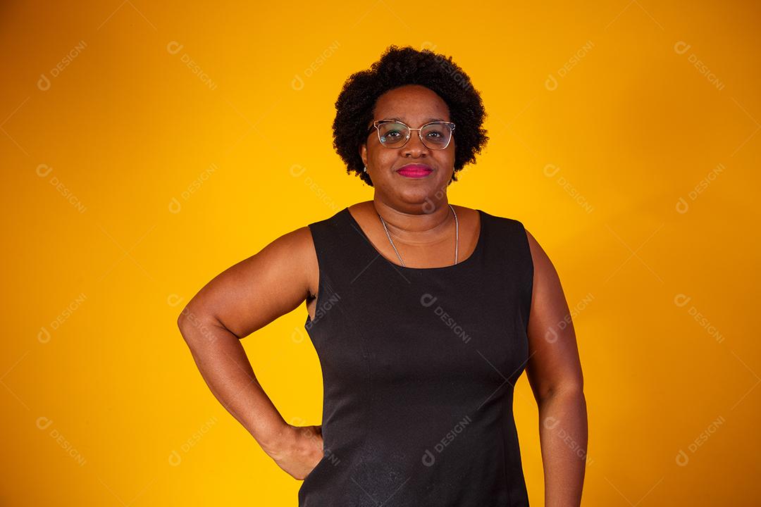 Mulher Afro de meia idade de cabelo crespo