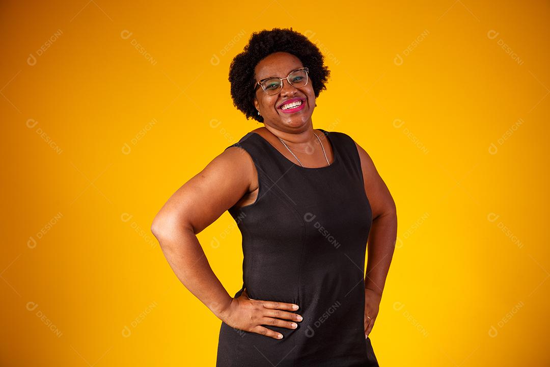 Mulher Afro de meia idade de cabelo crespo